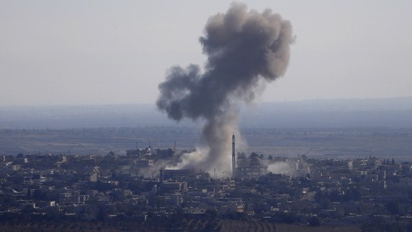 Khói bốc lên sau vụ oanh tạc của máy bay chiến đấu Syria xuống khu vực Jubata al-Khashab, ngay trước khi bị quân đội Israel bắn hạ ngày 23/9. Nguồn: AFP/TTXVN