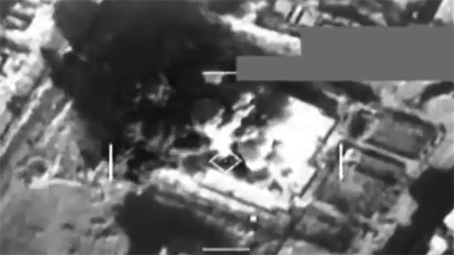 Nhà kho của phiến quân IS tan tành dưới bom