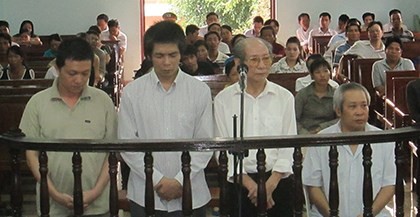 Các bị cáo từ trái qua: Đoàn, Ngọc, Uyên, Phương (ngồi do sức khỏe yếu) đang nghe VKS luận tội tại tòa chiều 22/9. Ảnh: Pháp luật TPHCM