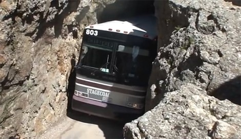 Xe buýt xuyên qua khe núi siêu hẹp