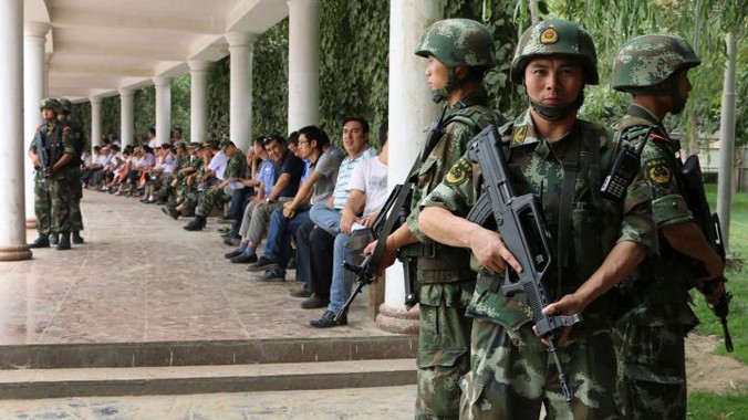 Cảnh sát vũ trang Trung Quốc tuần tra tại thủ phủ Urumqi của Tân Cương. Ảnh: Xinhua