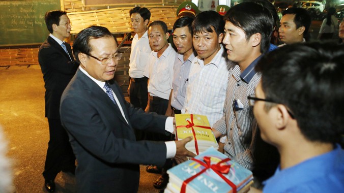  Bí thư thành ủy Hà Nội Phạm Quang Nghị trao tặng sách cho lớp học vùng cao tại Hội sách Hà Nội 2014. Ảnh: Như Ý