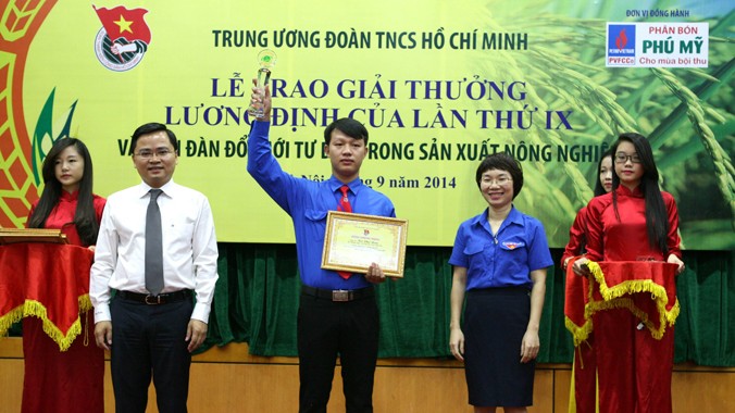  Anh Nguyễn Anh Tuấn, Bí thư T.Ư Đoàn (áo trắng) trao giải thưởng Lương Định Của 2014 đợt I cho 90 nhà nông trẻ. Ảnh: Bảo Lâm