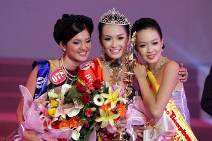 Hoa hậu Mai Phương Thúy (giữa) trong đêm đăng quang