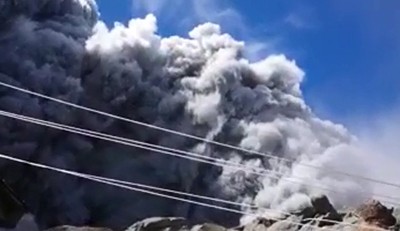 Núi lửa Nhật Bản 'thức giấc', 250 người mắc kẹt