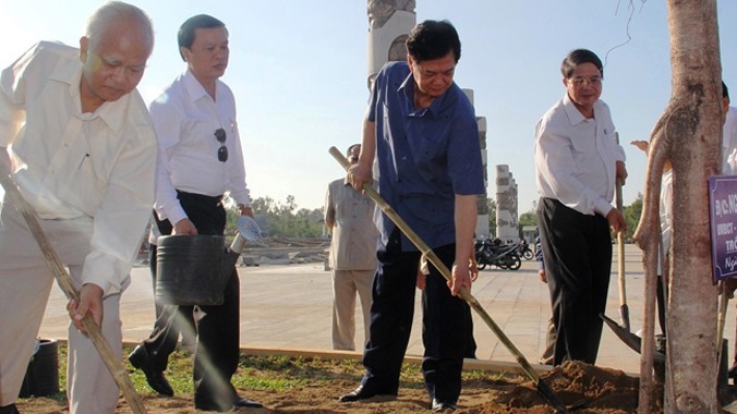 Thủ tướng Nguyễn Tấn Dũng trồng cây tại khuôn viên tượng đài Mẹ VNAH