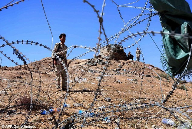 Binh sĩ của quân đội Iraq đừng canh gác ở khu vực chiến lược Jalawla, cửa ngõ của Baghdad. Ảnh: AFP/Getty 