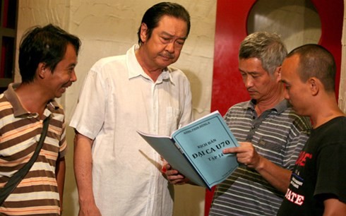 NSƯT Chánh Tín và đạo diễn Phi Tiến Sơn (thứ 2 từ phải sang) trên trường quay.