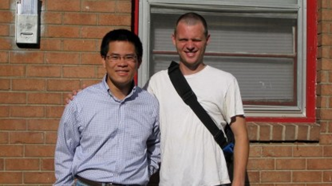 Anh Minh Hiển (trái) và người bạn Mỹ