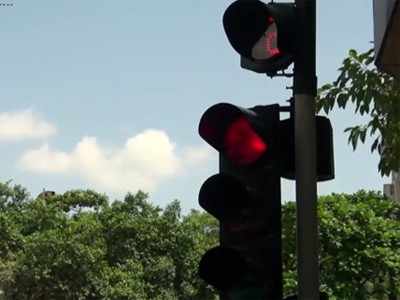 Đèn tín hiệu giao thông chập chờn, đi hay dừng?