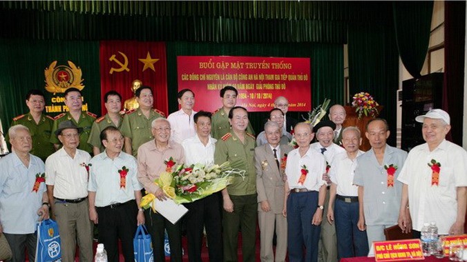 Bộ trưởng Bộ Công an (hàng trước thứ 6 từ trái sang) chụp ảnh với các đại biểu dự buổi gặp mặt.
