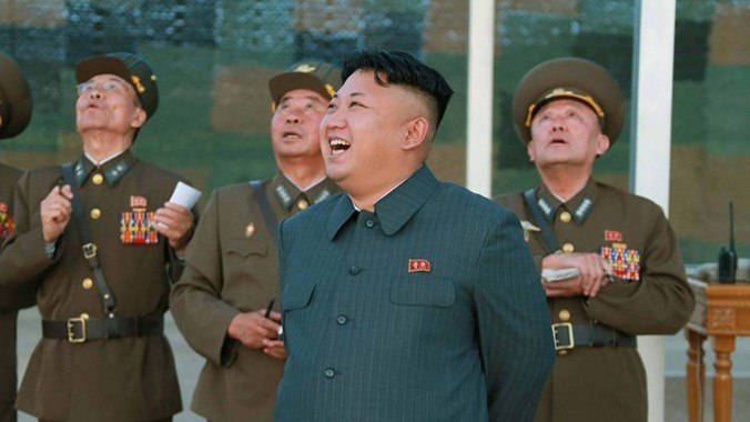 Nhà lãnh đạo Kim Jong-un (giữa) thị sát diễn tập nhảy dù của quân đội Triều Tiên tại một địa điểm bí mật ở Triều Tiên. Ảnh: AFP/TTXVN