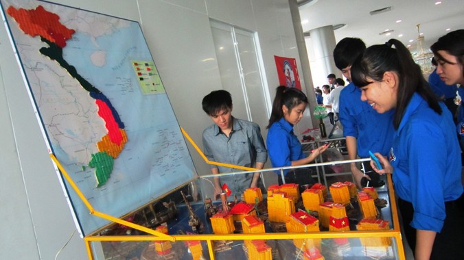 Mô hình bản đồ Việt Nam làm từ rác tái chế thu hút các bạn trẻ. Ảnh: Thanh Trần