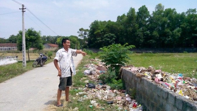  Bãi rác ngay ven đường, gần khu vực dân cư. Ảnh: Hoàng Lam