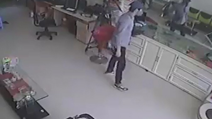 Trộm máy ảnh trong tiệm áo cưới
