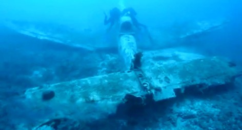 Cận cảnh xác máy bay nguyên vẹn dưới đáy biển