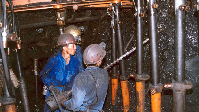 Công nhân đang làm việc trong hầm lò tại vùng than Đông Triều - Uông Bí - Quảng Ninh. Ảnh: Ngọc Châu