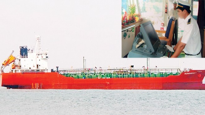 Tàu Sunrise 689 (ảnh to, ảnh: Marine Traffic); Thuyền trưởng Nguyễn Quyết Thắng đang điều khiển con tàu (ảnh nhỏ). Ảnh: do gia đình cung cấp