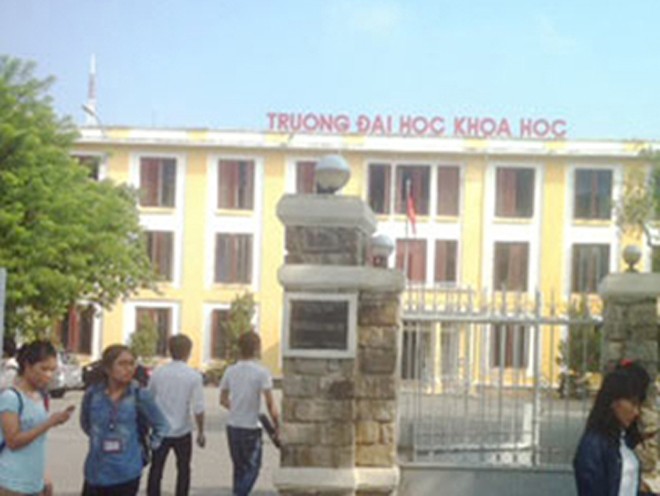 Không khí hoang mang bao trùm các nữ sinh trường Đại học Khoa học Huế.