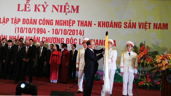 Chủ tịch Quốc hội Nguyễn Sinh Hùng trao Huân chương Độc lập hạng Ba cho Vinacomin. Ảnh: L.H.V