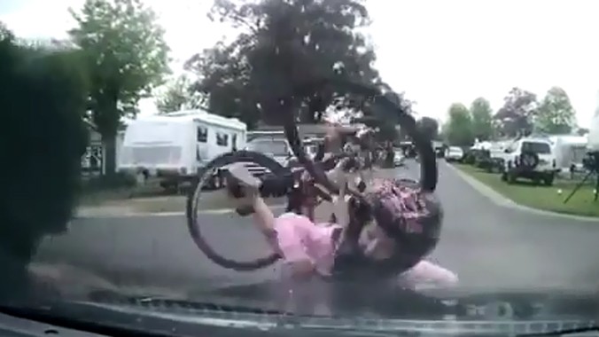 Bé gái đi xe đạp đâm thẳng vào đầu ô tô
