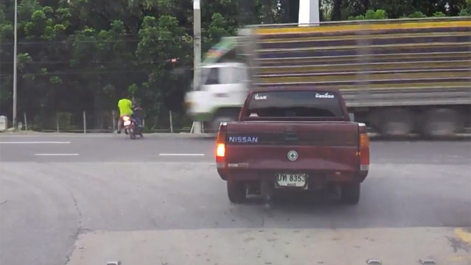 Kinh hoàng xe tải đâm nát xe máy qua đường
