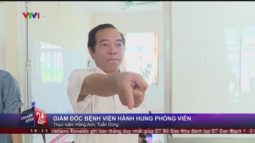 Ông Phạm Văn Phan có hành vi cản trở phóng viên tác nghiệp, đe doạ hành hung, xúc phạm phóng viên. Ảnh cắt từ clip