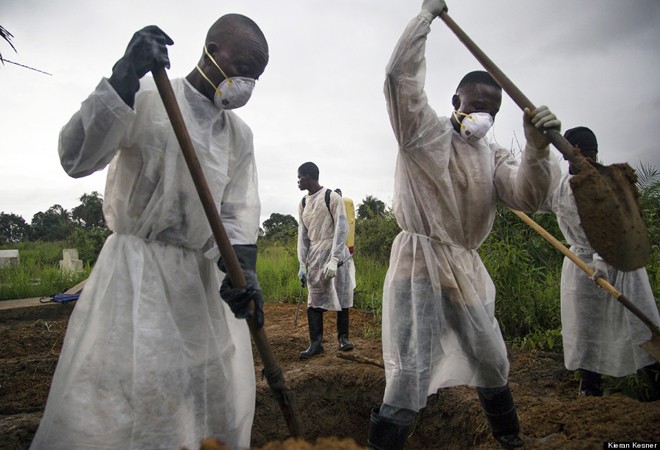 [ẢNH] Cuộc sống hiểm nguy của đội mai táng bệnh nhân Ebola