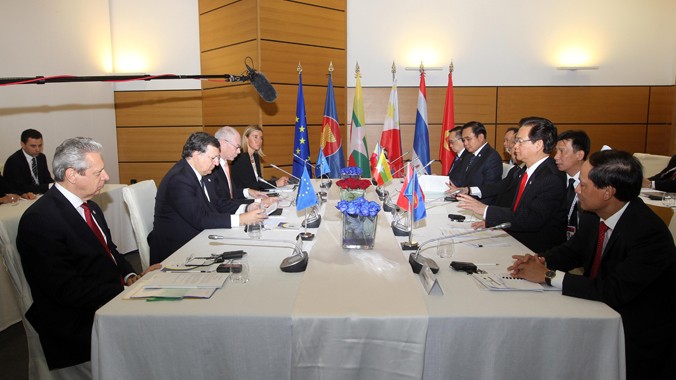 Thủ tướng Ý Matteo Renzi, Chủ tịch Hội đồng châu Âu Herman Van Rompuy và Chủ tịch Ủy ban châu Âu José Manuel Barroso đón Thủ tướng Nguyễn Tấn Dũng đến dự ASEM 10. Ảnh: TTXVN