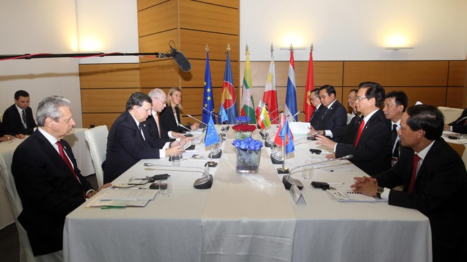 Thủ tướng Ý Matteo Renzi, Chủ tịch Hội đồng châu Âu Herman Van Rompuy và Chủ tịch Ủy ban châu Âu José Manuel Barroso đón Thủ tướng Nguyễn Tấn Dũng đến dự ASEM 10. Ảnh: TTXVN