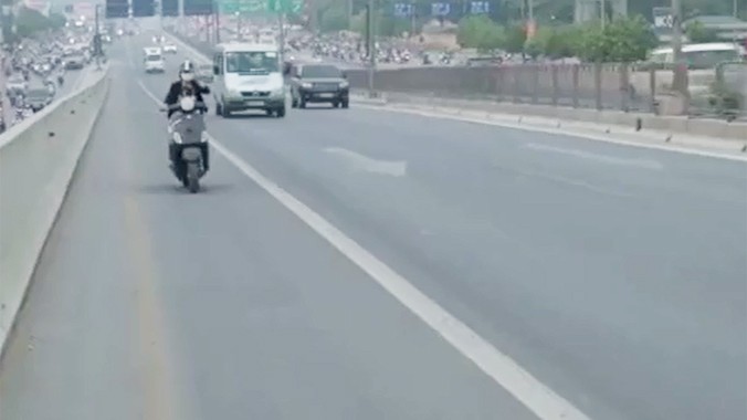 Xe máy vô tư chạy vào đường cao tốc trên cao Hà Nội