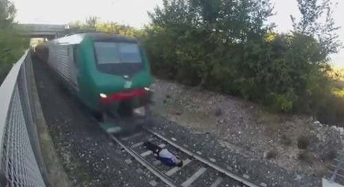 Liều mạng nằm trên đường ray cho tàu chạy qua