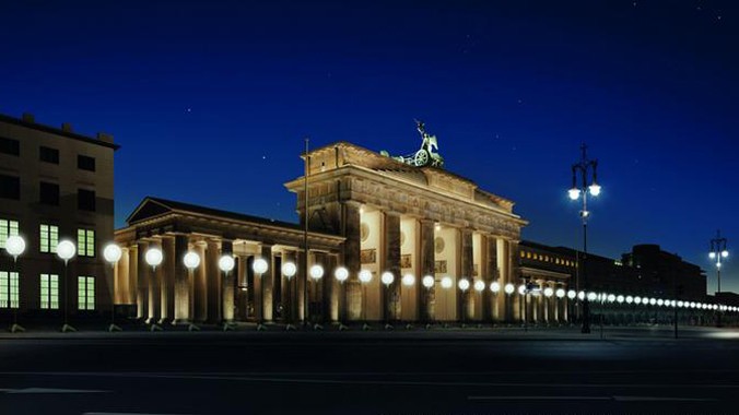 Dựng lại tường Berlin bằng… ánh sáng