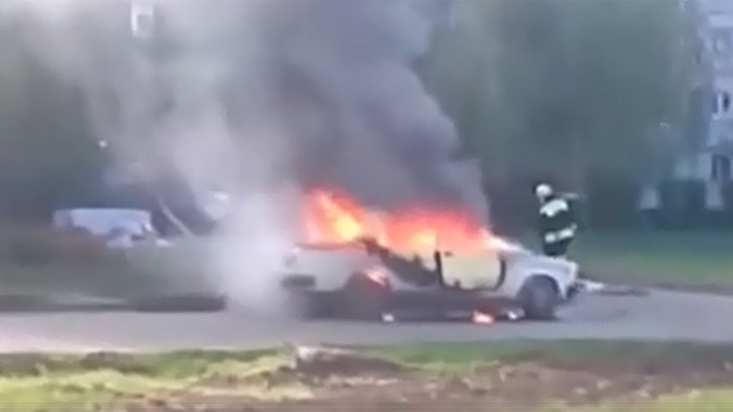 Kinh hoàng ô tô phát nổ thổi bay 2 lính cứu hỏa