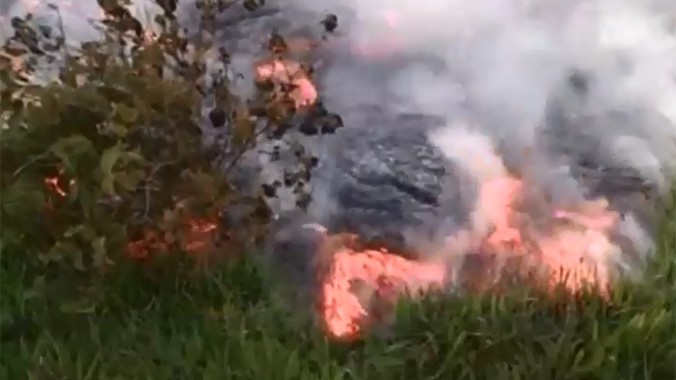 Núi lửa phun trào, cắt đứt nhiều tuyến đường ở Hawaii