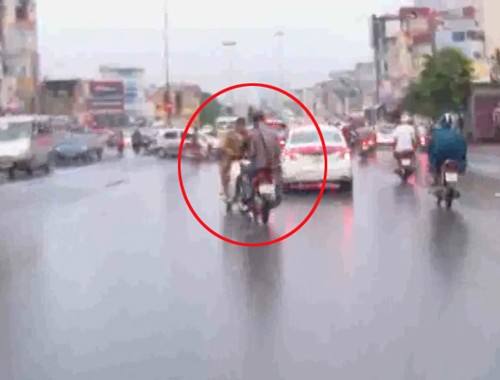Pha tai nạn xe máy khó lường trong mưa Hà Nội