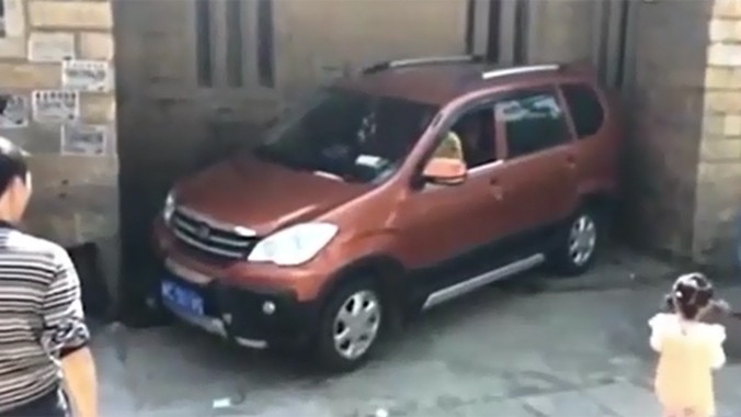 Pha đỗ xe ô tô không tưởng của thanh niên Trung Quốc