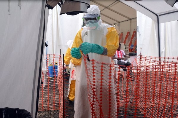 Nhân viên y tế trong trang phục bảo hộ cá nhân (PPE) bên ngoài trung tâm chữa trị Ebola do tổ chức phi Chính phủ Bác sĩ không biên giới (MSF) điều hành tại thủ đô Monrovia, Liberia ngày 27/10. 