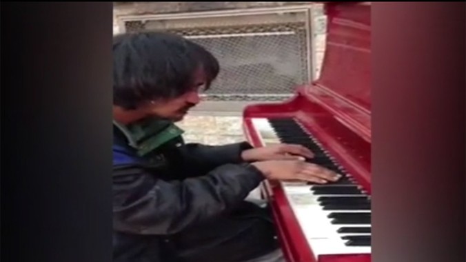Người đàn ông lang thang chơi piano đầy cảm xúc
