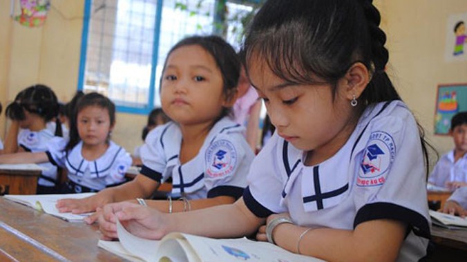 Bộ trưởng Bộ Giáo dục - Đào tạo (GD - ĐT) vừa ban hành Chỉ thị chấn chỉnh tình trạng dạy thêm, học thêm đối với giáo dục tiểu học, trong đó nêu rõ “nghiêm cấm giao bài tập về nhà” cho học sinh đã học 2 buổi/ngày.