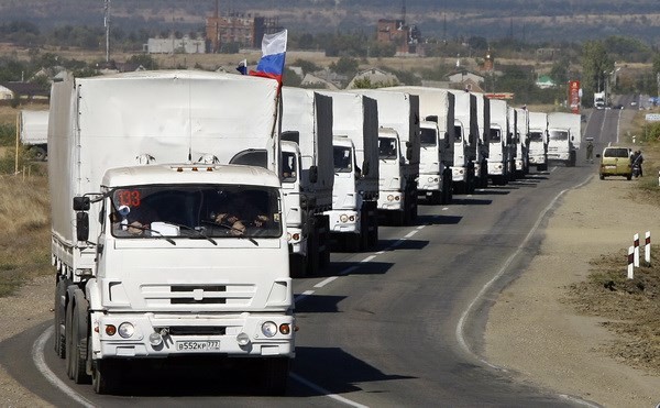 Đoàn xe chở hàng viện trợ của Nga tại trạm kiểm soát khu vực biên giới Donetsk-Izvarino ngày 19/9. 