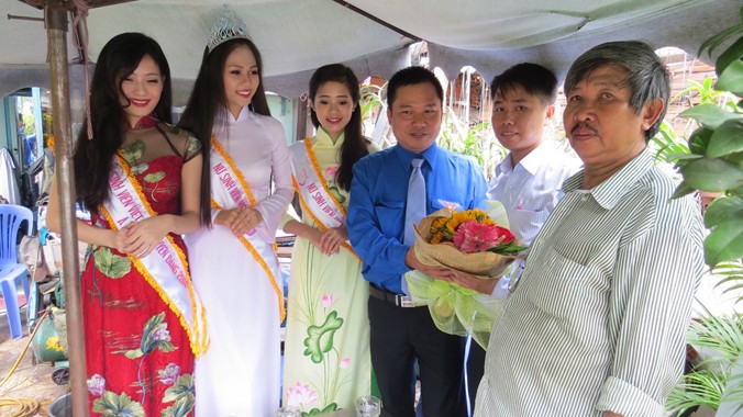 Tân hoa khôi cùng Ban tổ chức thăm và tặng quà anh Tô Thành Thật, Chủ tịch Hội LHTN VN phường 19, quận Bình Thạnh 