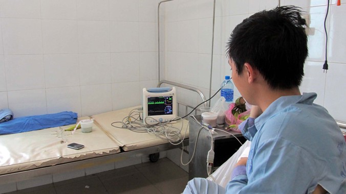 Bênh nhân Ch. đang được điều trị sốt rét ở BV Đà Nẵng. Ảnh Nam Cường.