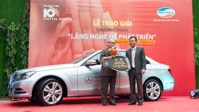 Ông Nguyễn Hữu Cẩn bên chiếc xe Mercedes được Viettel trao tặng.