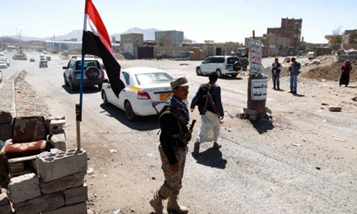 Tay súng trung thành với phong trào Houthi tại một trạm kiểm soát ở Sanaa, thủ đô của Yemen. Ảnh: AFP.