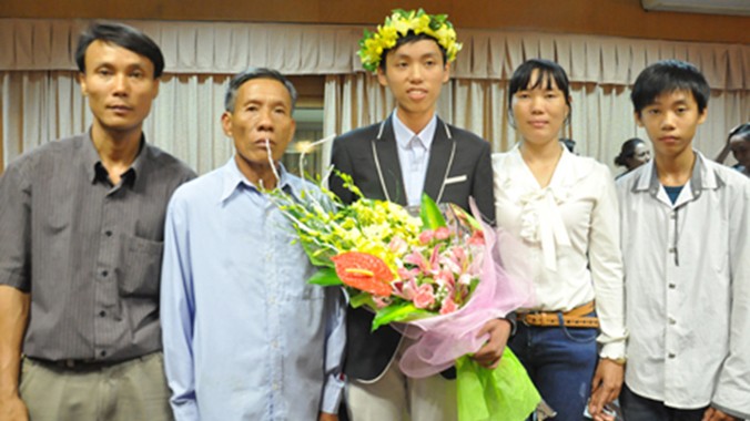 Nguyễn Thế Hoàn chụp chung với bố mẹ, em trai và ông ngoại. Ảnh: Văn Chung.