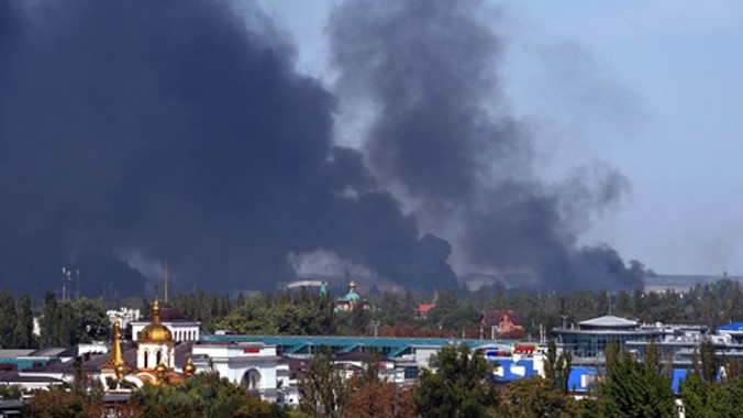 Khói bốc lên xung quanh khu vực sân bay quốc tế Donetsk trong vụ đấu pháo giữa quân chính phủ và lực lượng ly khai ngày 14/9. Ảnh: AFP-TTXVN.