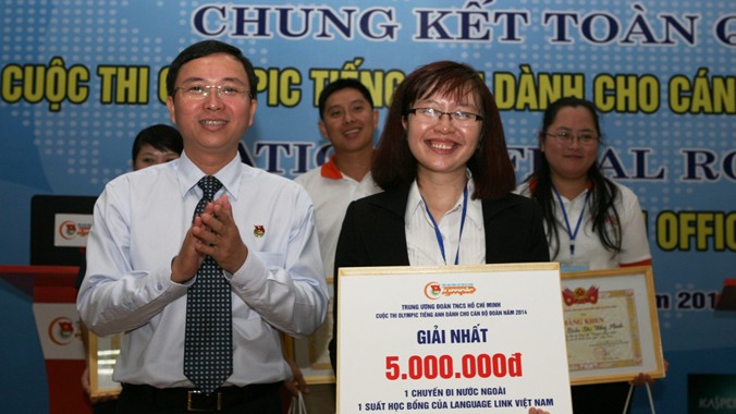 Ban tổ chức trao giải nhất cho thí sinh Đỗ Thu Thủy.