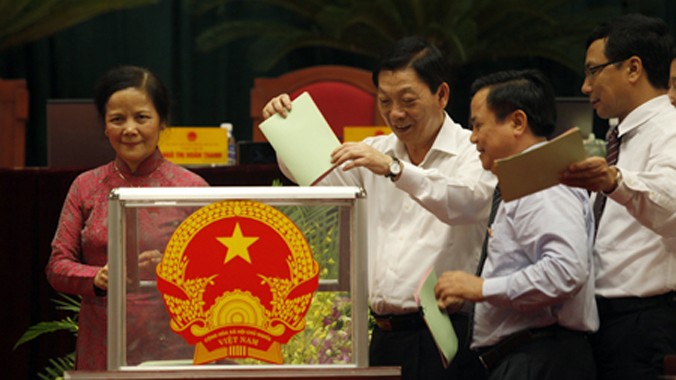 Các đại biểu bỏ phiếu tại kỳ họp HĐND TP Hà Nội.