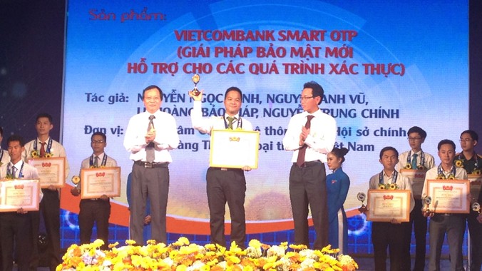 Đại diện nhóm tác giả đề tài Vietcombank Smart OTP (Vietcombank Smart One Time Password) nhận hoa, bằng khen và sự vinh danh của Ban Tổ chức Festival.
